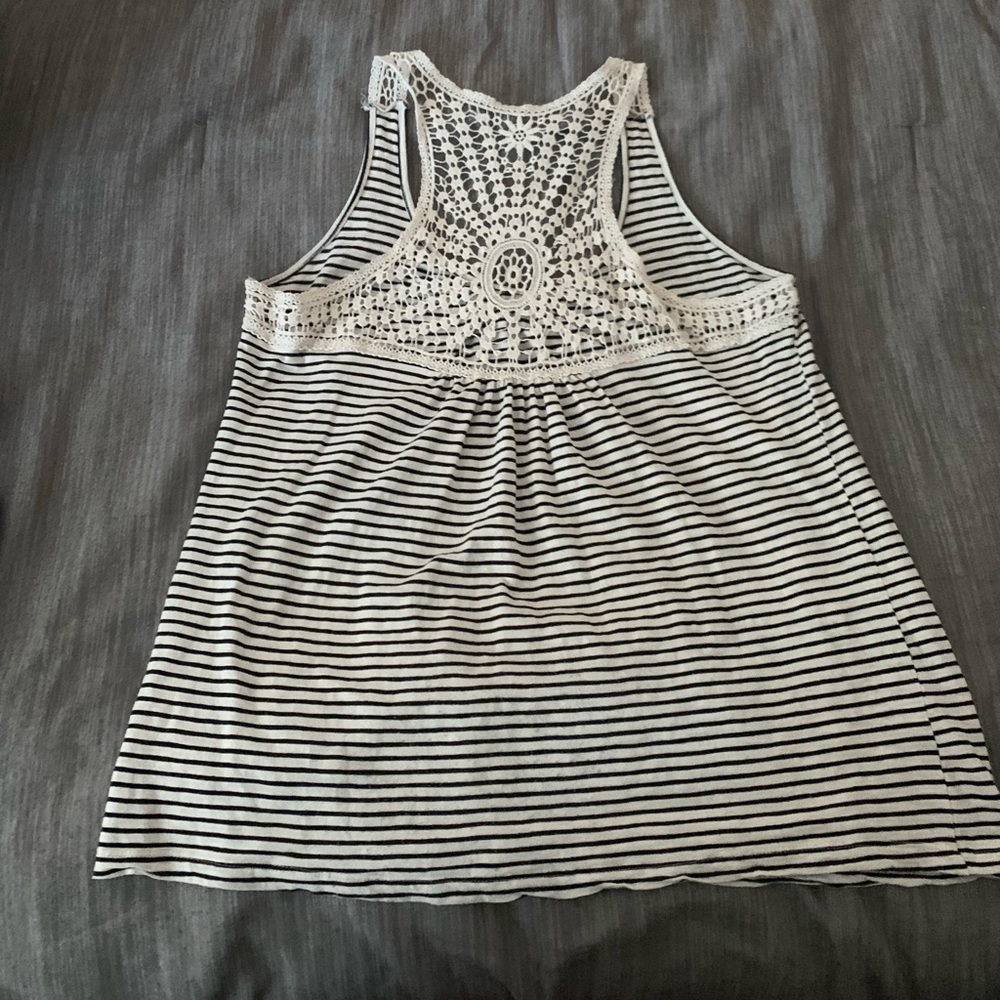 2 flowy tanks with crochet details - Picture 10 of 12